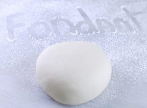 Комок сахарной мастики