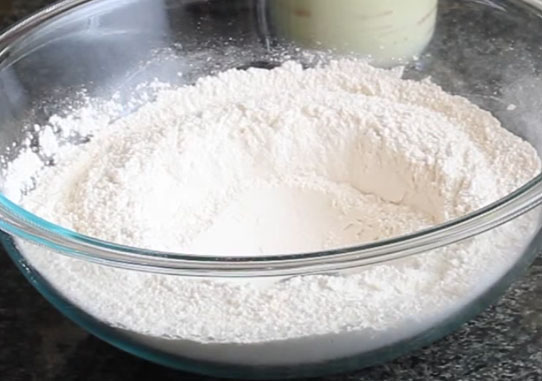 Лунка в сахарной пудре для добавления желатина