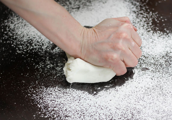 Вымешивание мастики из маршмеллоу