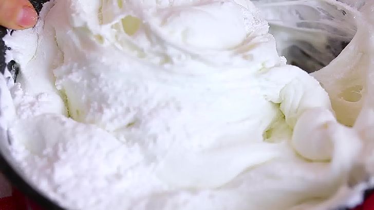 Добавление к маршмеллоу сухих компонентов для мастики