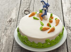 Заяц из мастики с морковками на торте