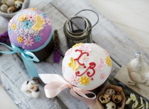 Куличи, декорированные цветами из мастики