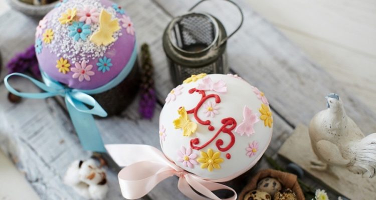 Куличи, декорированные цветами из мастики