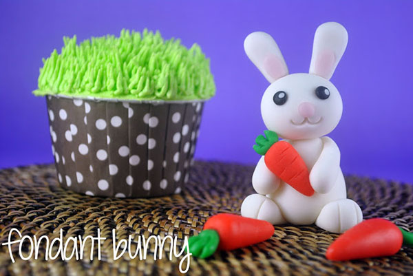 Великодній кролик з мастики з морквою