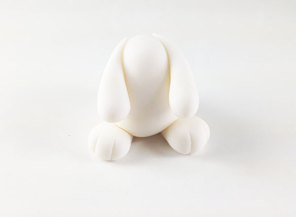 Тулуб зайчика з мастики з лапками