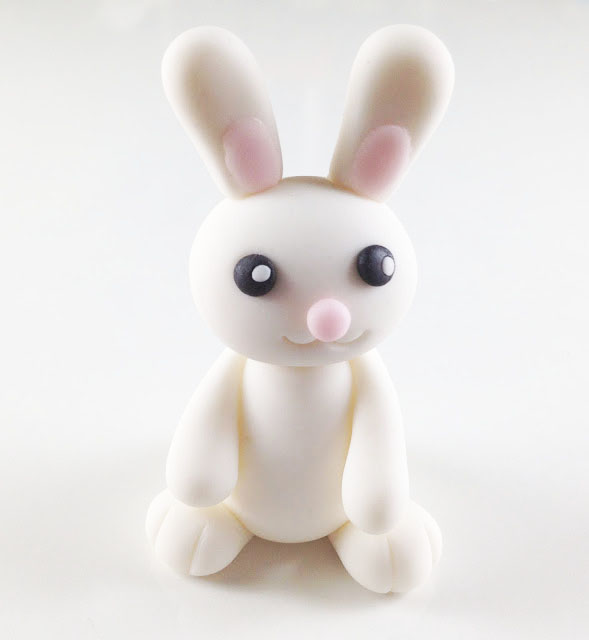 Зліплений кролик з мастики