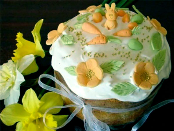 Паска, декорована кроликом, морквою і квітами