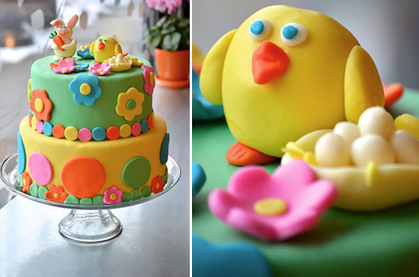 Великодній торт з курчам і зайцем