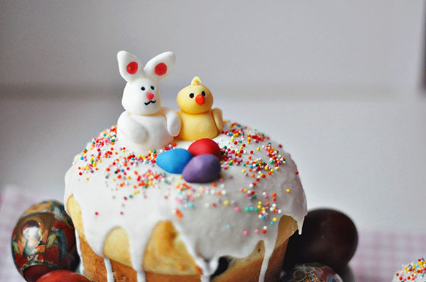 Паска з зайцем і курчам з мастики