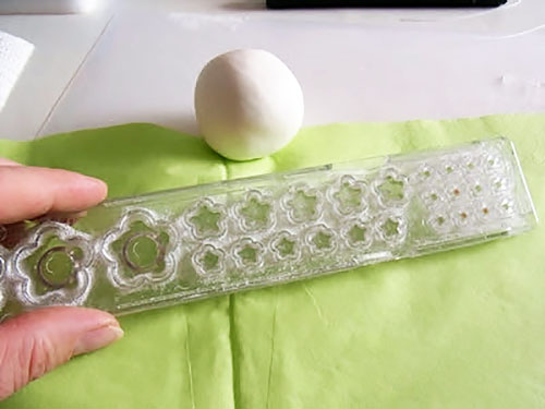 Вирізання маленьких квітів з мастики за допомогою форм