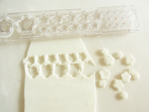 Вирізані заготовки для маленьких квітів з мастики