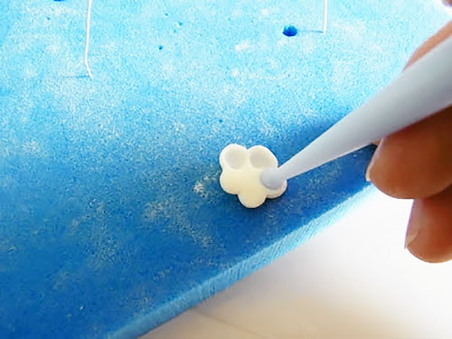 Видавлювання пелюсток квітки з мастики за допомогою стека