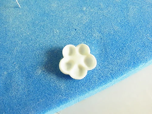 Маленька квітка з мастики з продавленими стеком пелюстками