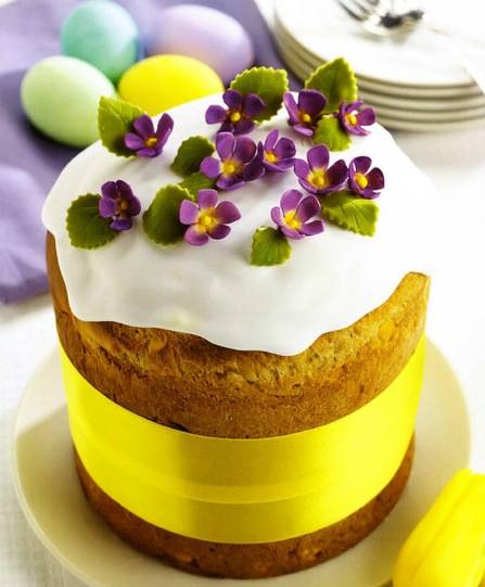 Паска, прикрашена фіалками з мастики