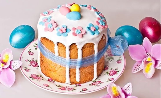 Паска з квітами і яйцями з мастики