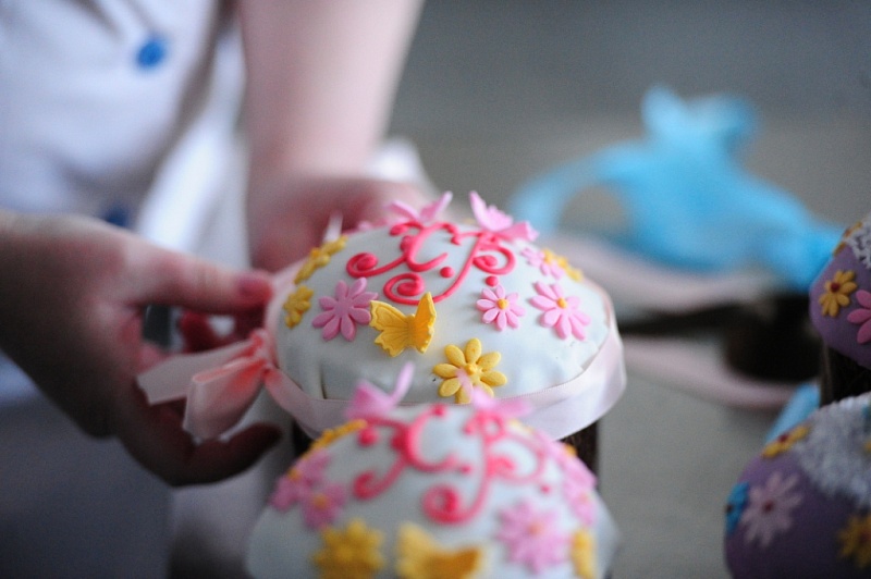 Паска, прикрашена квітами і метеликами