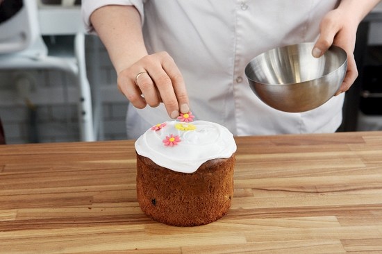 Процесс декорирования кулича маленькими цветами из мастики