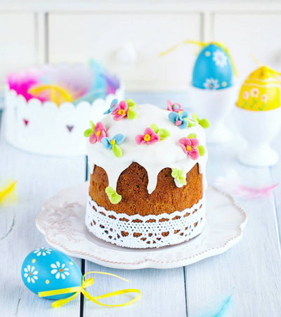 Паска з рожевими і блакитними квітами з мастики