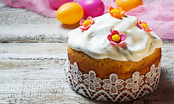 Паска з маленькими квітами в мереживі