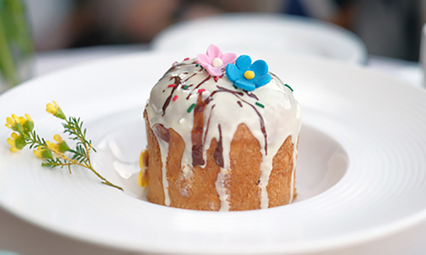 Паска з блакитною і рожевою квіткою з мастики