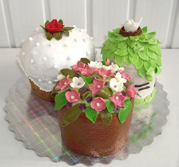 Паска, прикрашена безліччю дрібних квітів і пелюсток з мастики