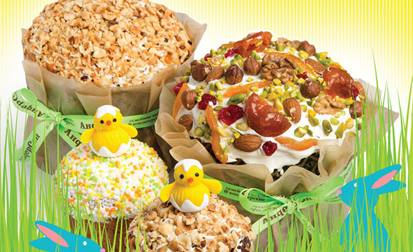 Паски, прикрашені фігурками курчат з мастики