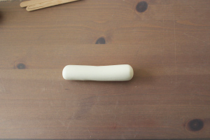 Подготовленная колбаска мастики