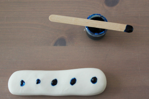 Добавление красителя к мастике для мраморного эффекта