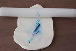 Перше розкочування мармурової мастики