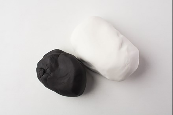 Підготовлена мастика білого і чорного кольорів