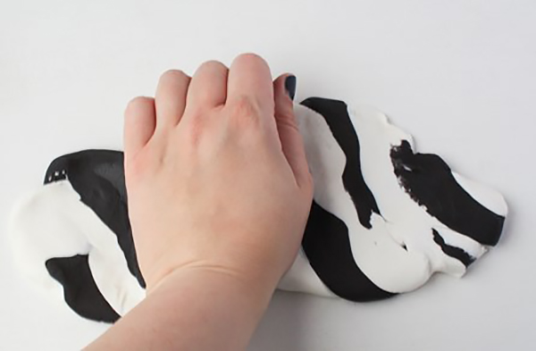 Перше розкочування джгута для мармурової мастики