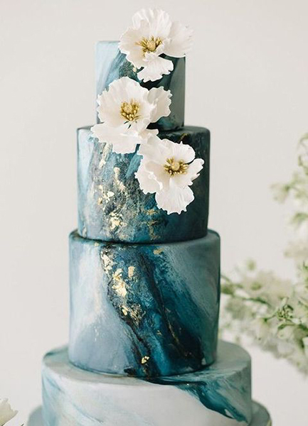 Торт с мраморной мастикой и белыми цветами