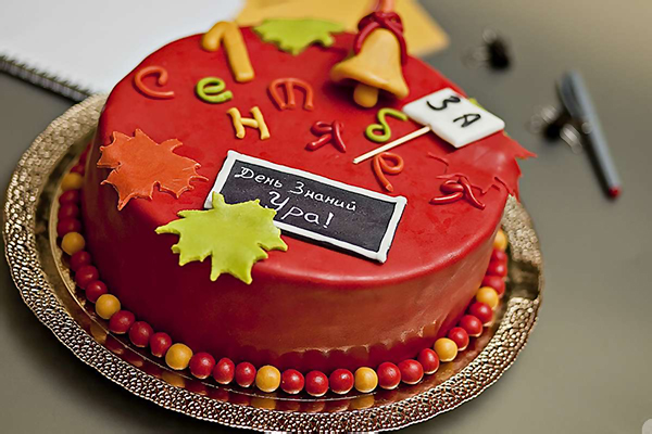 Торт из мастики со школьной доской и колокольчиком