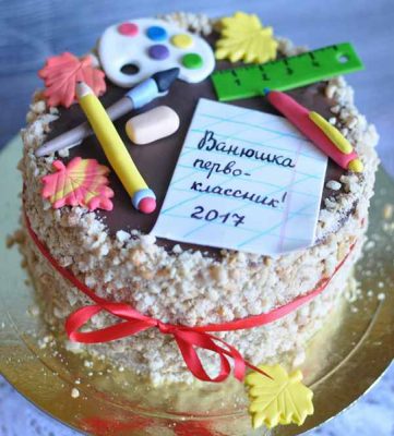 Торт для первоклассника с листом бумаги, палитрой и карандашом