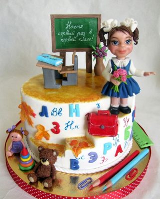 Школьный торт с доской и первоклассницей