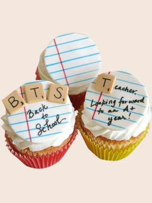 Школьные капкейки с листами бумаги из мастики