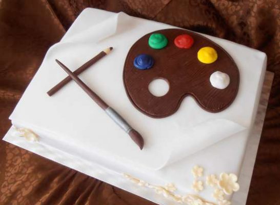 Торт с мастичной палитрой, кисточкой и карандашом