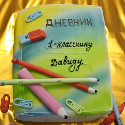 Торт в виде дневника с карандашами и скрепками из мастики
