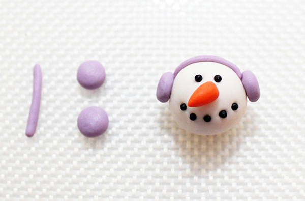 Процес ліплення навушників для сніговика з мастики