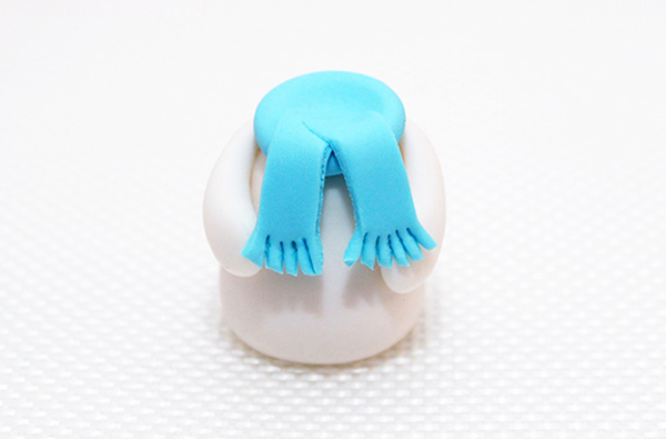 Приєднання шарфа до тіла мастичного сніговика