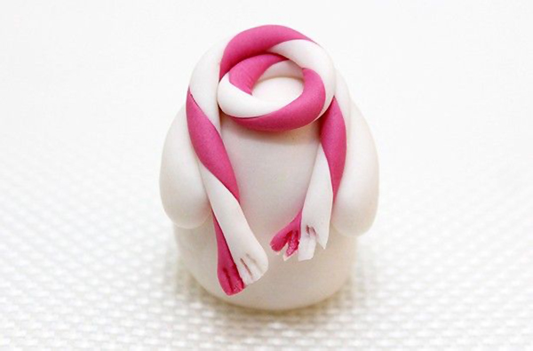 Прикріплення двоколірного шарфа до тіла сніговика