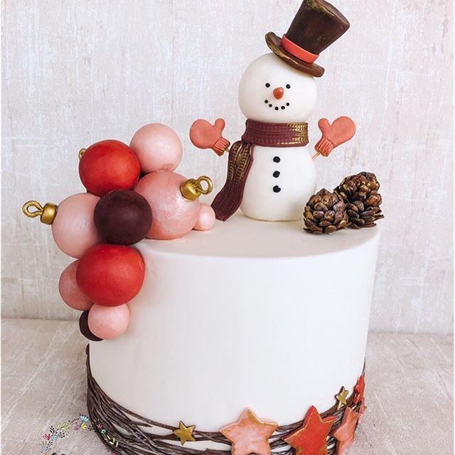 Торт со снеговиком, елочными игрушками и шишками