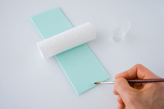 Змазування країв смуг з мастики для склеювання петель банта