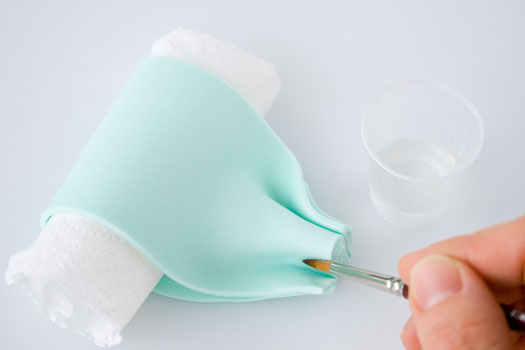 Склеювання складок петель банта з мастики