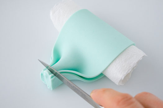 Обрізання кінця петлі банта з мастики