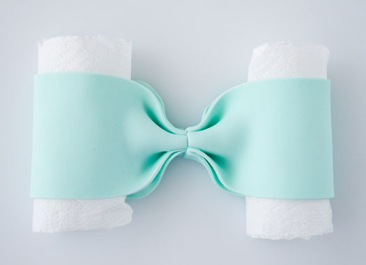 Склеювання кінців петель банта з мастики один з одним