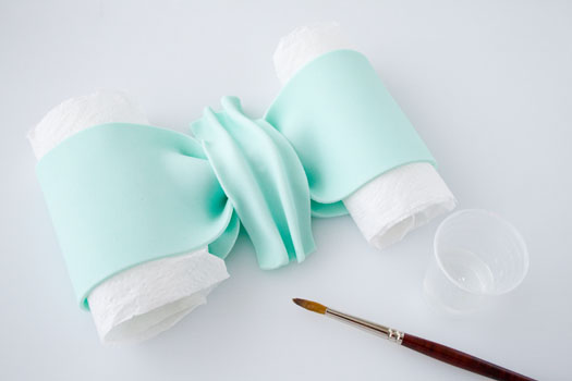 Приклеювання середини банта з мастики до петель