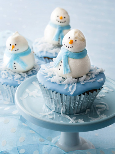 Снеговики из мастики на капкейках