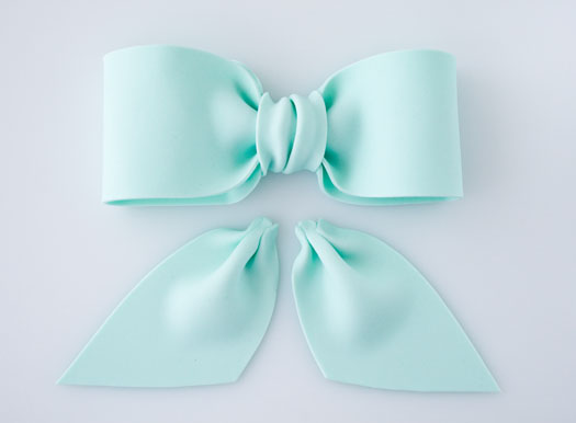 Бант з мастики разом зі стрічками зі складками