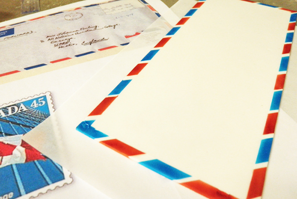 Конверт з мастики з маркуванням червоного і синього кольору